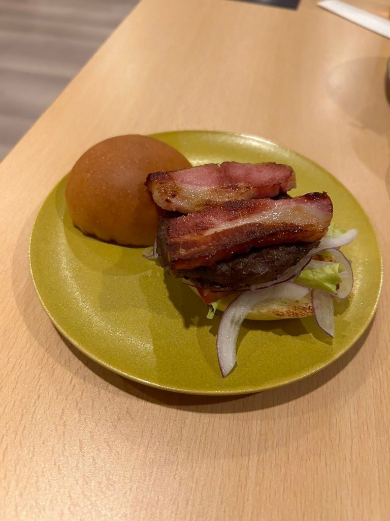 メルキュール富山砺波リゾート＆スパのビュッフェで提供されるバーガー