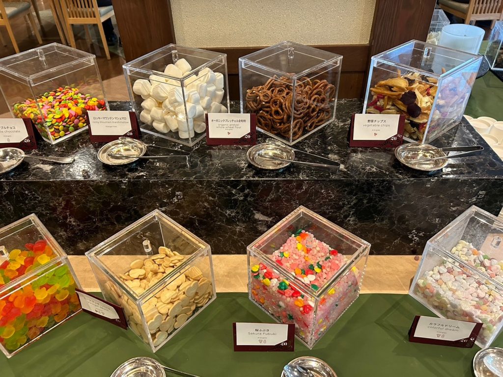 メルキュール富山砺波リゾート＆スパのラウンジで提供されるお菓子類