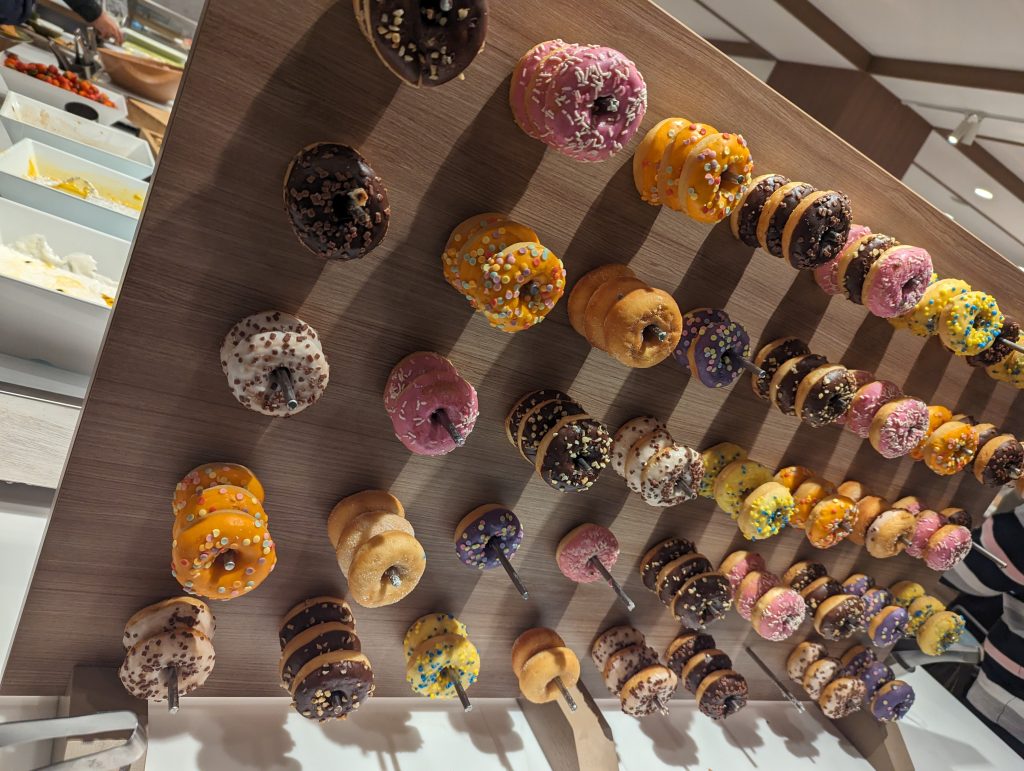 メルキュール富山砺波リゾート＆スパのビュッフェ会場のドーナツ