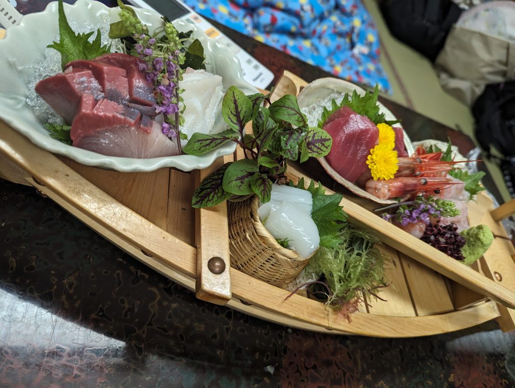 新潟にある割烹の宿櫻屋で提供される舟盛り